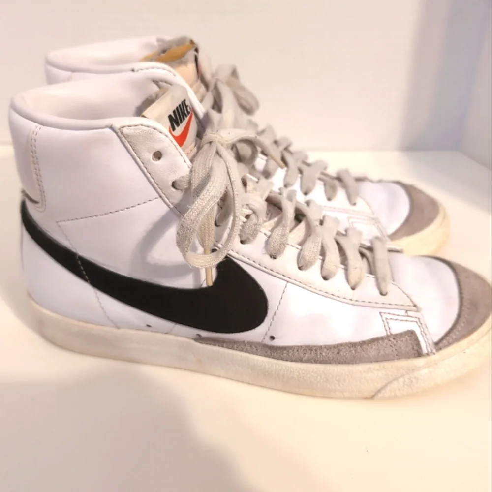 Nike Black and White‎ Mid Sneakers Size 7